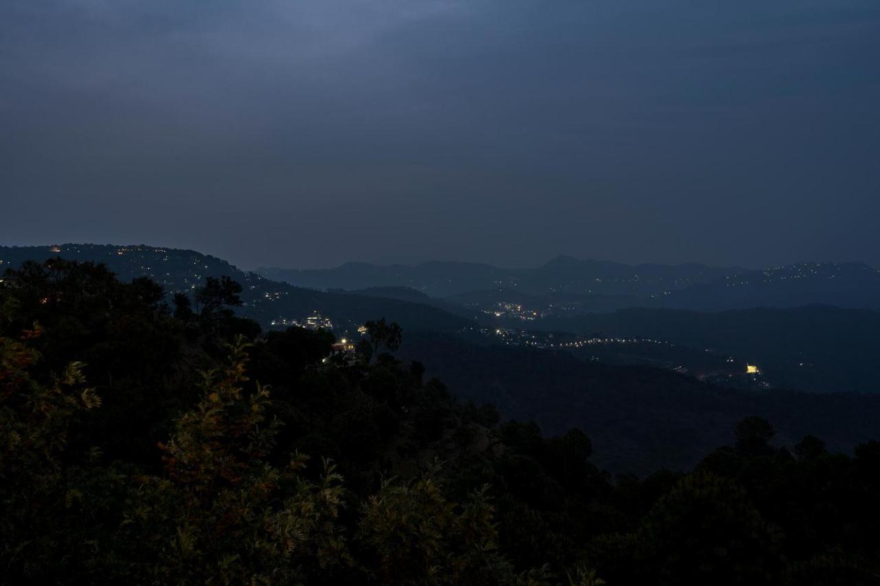 Stayvista At Bellevue With Outdoor Jacuzzi Kasauli Eksteriør billede